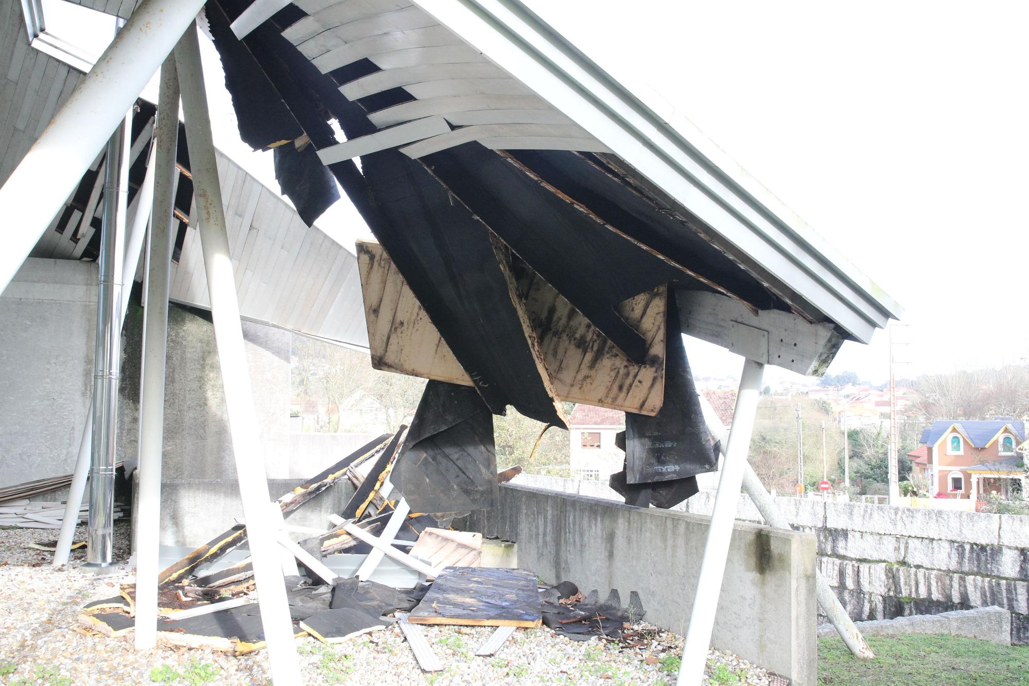 'A Balea' de Cangas: la millonaria piscina municipal se cae a cachos