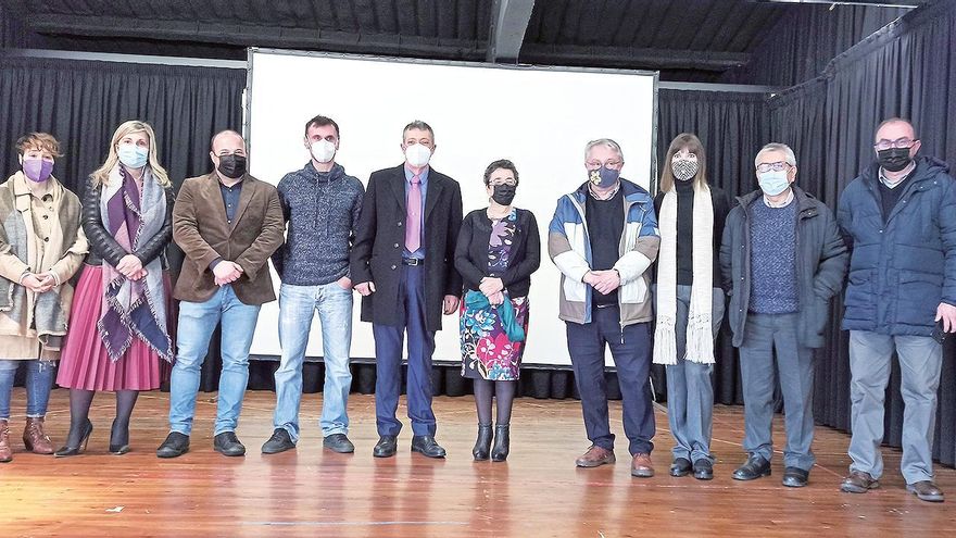 María José Pose, á esquerda, Mónica Rodríguez, Manuel Gago, Jorge Mira, Manuel Muíño, Rosario Álvarez, Ricardo García Mira, Tania Carreira, Xosé María Lema e Xosé Manuel Varela, na presentación en Baio do Roteiro Literario Enrique Labarta Pose na Costa da Morte. Foto: J. M. R.