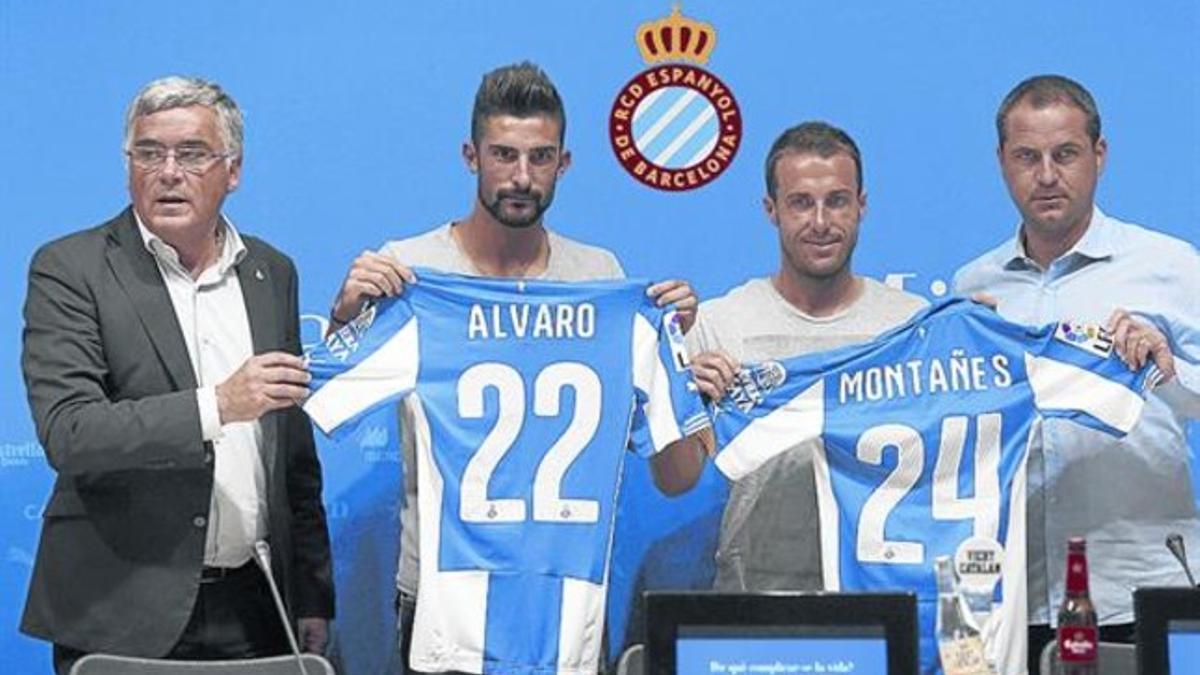 El presidente Joan Collet, junto a Álvaro y Paco Montañés, en compañía del director deportivo Òscar Perarnau, ayer.