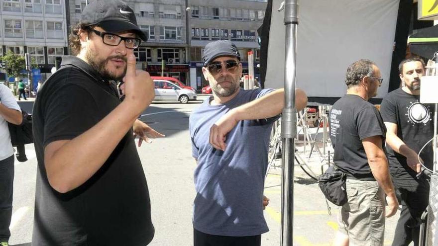 El cineasta Dani de la Torre y el actor Luis Tosar durante el rodaje de &#039;El Desconocido&#039;.