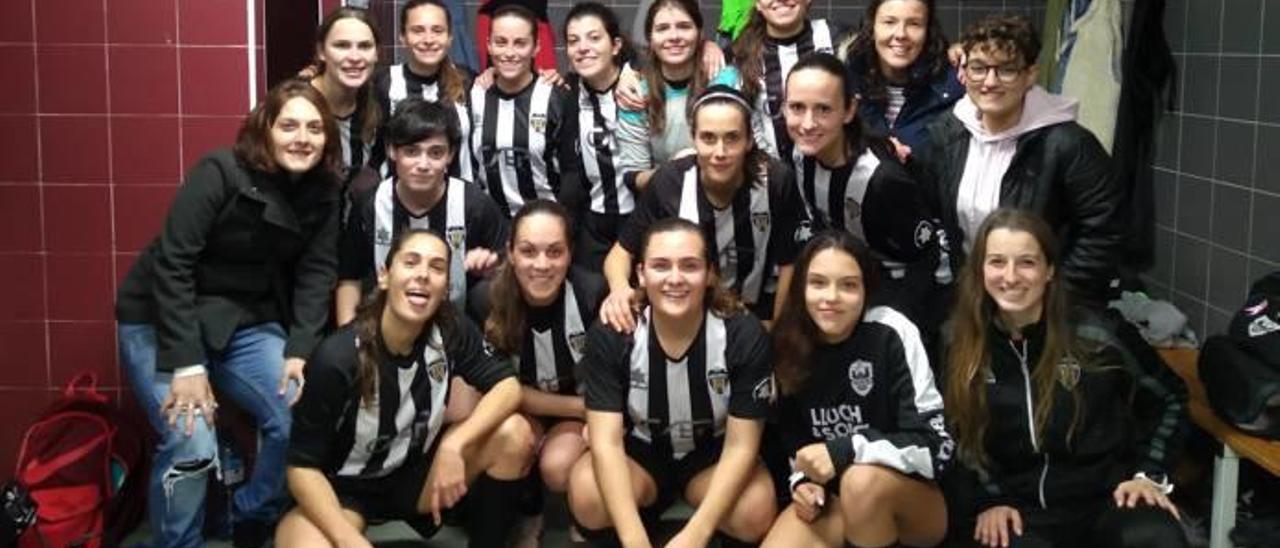 Jugadoras del Castellonense festejan el triunfo.