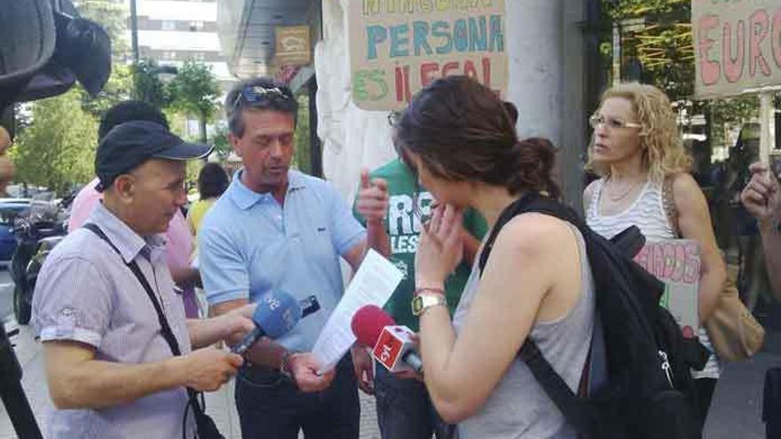 La Plataforma de Apoyo a Refugiados en Zamora muestra las copias de las cartas enviadas a los municipios.