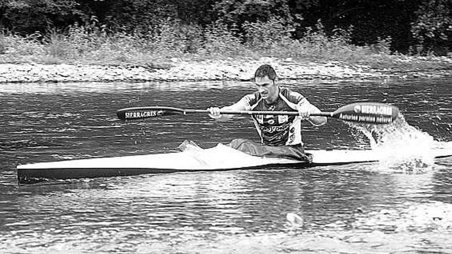 Manuel Busto, remando en una competición en Asturias.