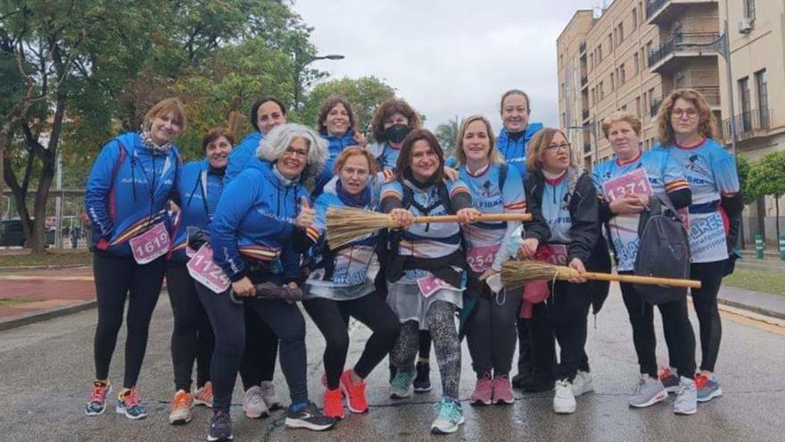 Miembros de Los Tractores, con sus escobas en la pasada Carrera de la Mujer. | L.O.