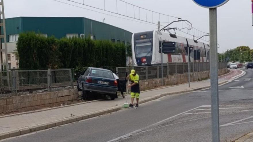 Un conductor novato se estrella contra las vías del metro en Foios