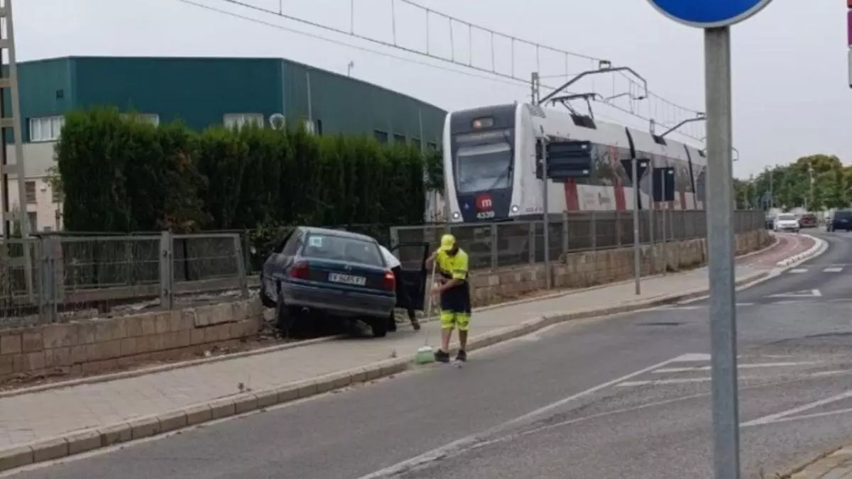 Un conductor novato se estrella contra las vías del metro en Foios