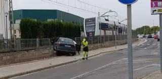 Un conductor novençà s'estavella contra les vies del metro a Foios