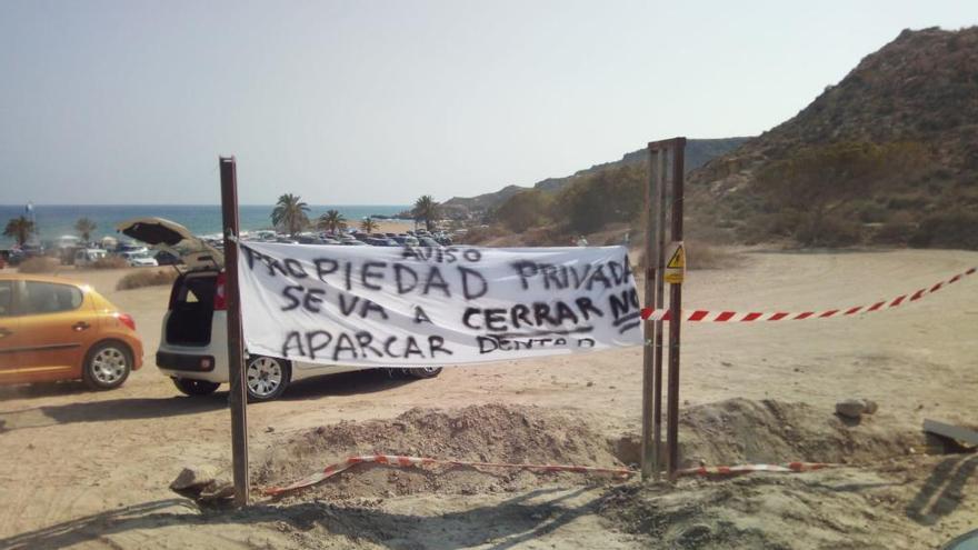 La pancarta que ha colocado el dueño de los terrenos junto a la playa de Percheles.