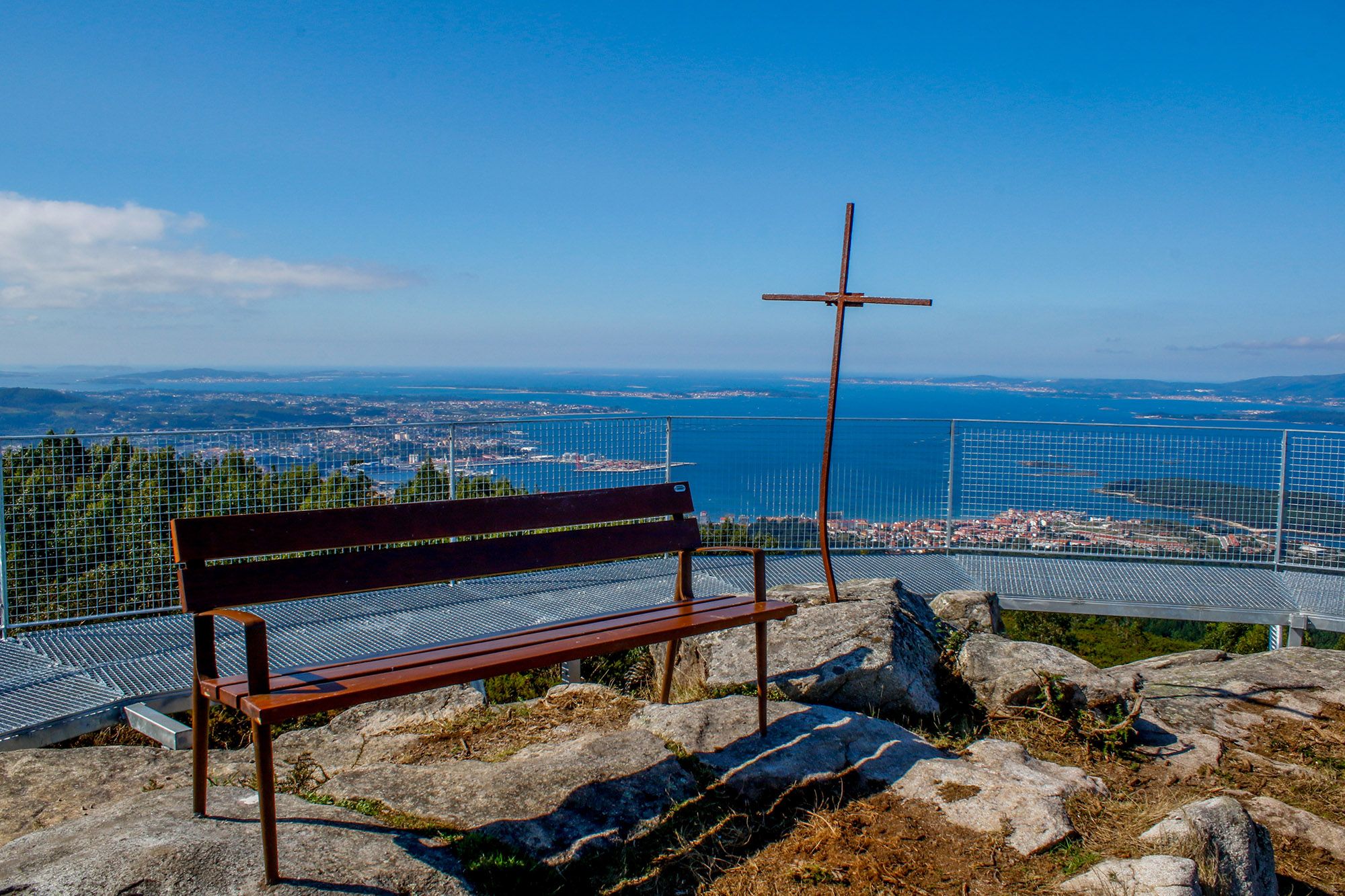 Un banco mira hacia el río Ulla y otro hacia la ría de Arousa