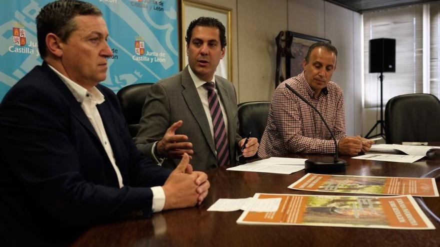 Javier Faúndez, Alberto Castro y un representante de Resinas Naturales explican la iniciativa.