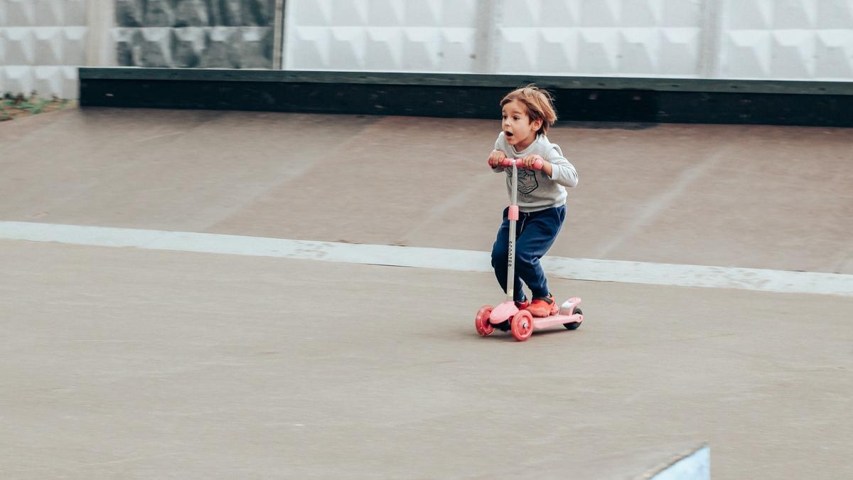 Un niño en patinete.