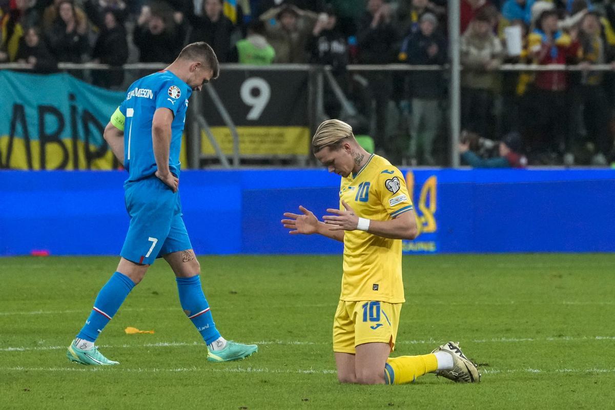 Mudryk celebra el gol que clasificó a Ucrania ante la decepción de Johan Gudmundsson.