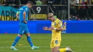 Mudryk celebra el gol que clasificó a Ucrania ante la decepción de Johan Gudmundsson.