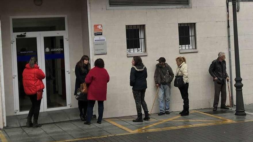 El acusado, con gorra, a la puerta del Juzgado de lo Penal de Langreo.