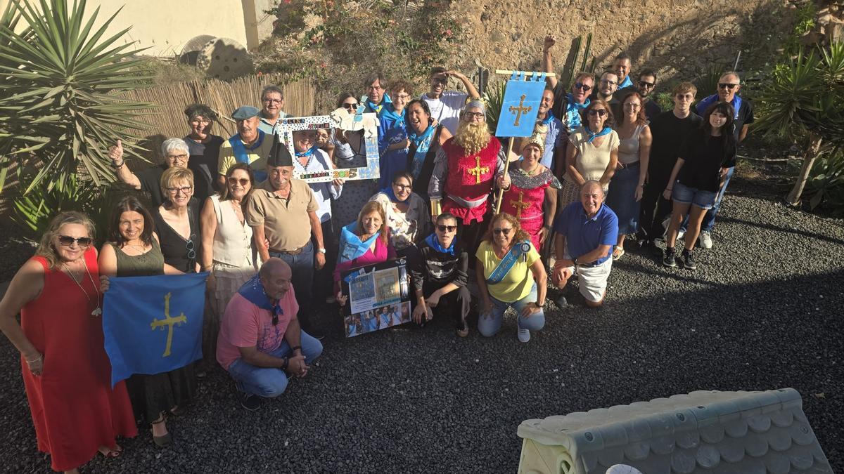 Foto de familia de los asistentes al Desarme organizado por la asociacoión &quot;Folixa&quot; en Fuerteventura, con el rey Pelayo blandiendo el estandarte asturiano. pabellón asturiano.