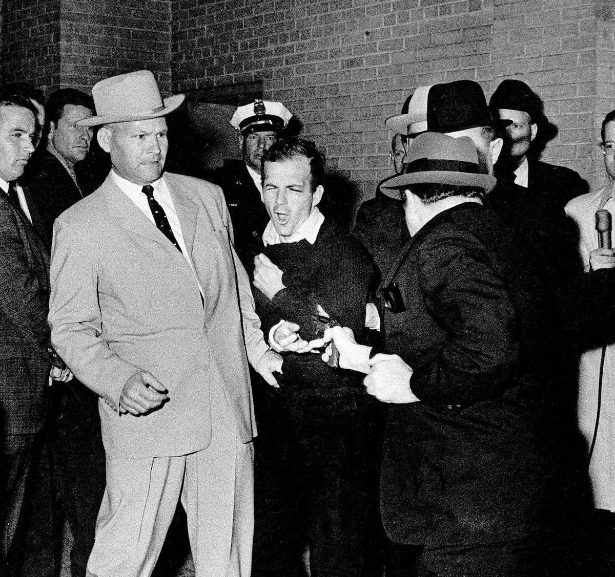 Jack Rubinstein (de espaldas) dispara a bocajarro a Lee Harvey Oswald