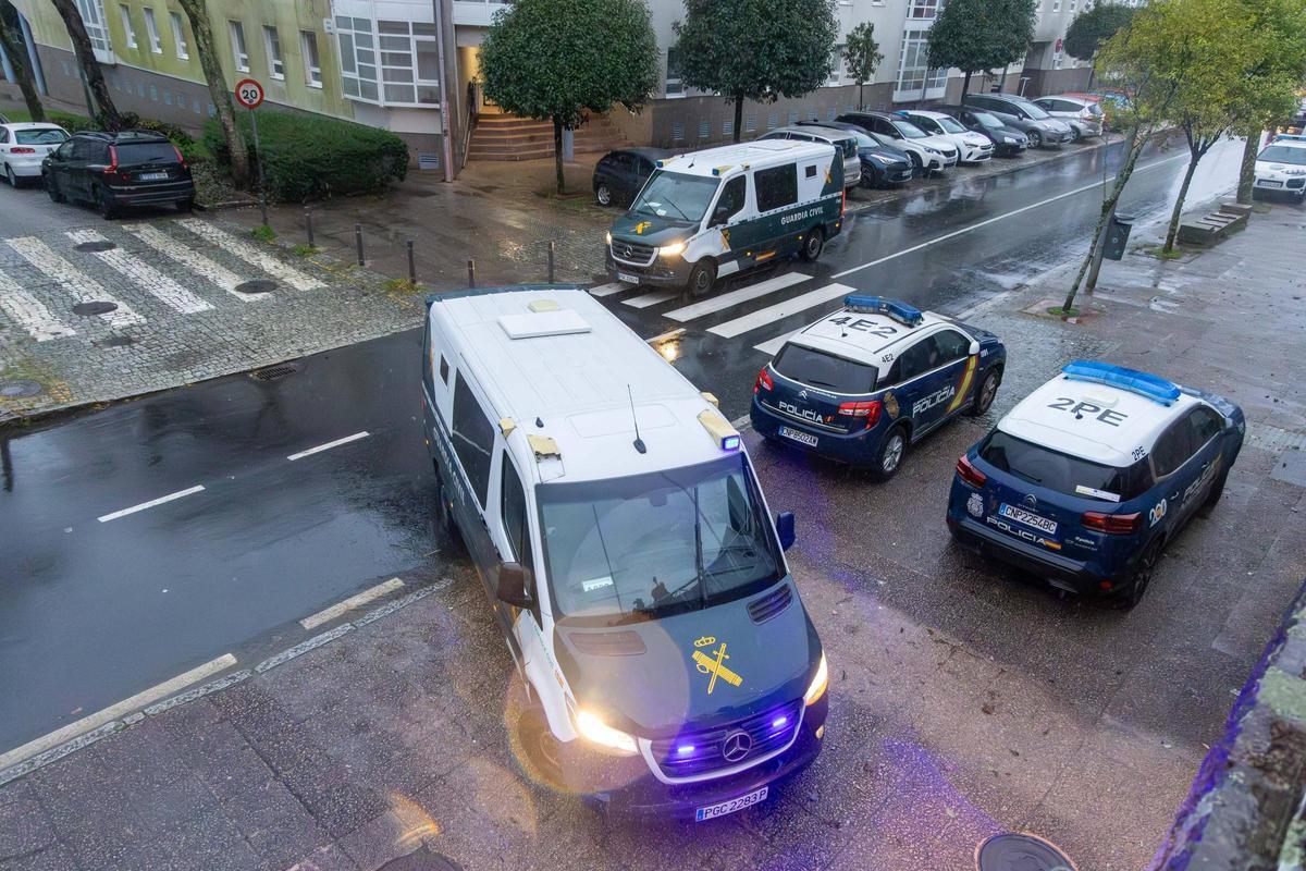 Vehículos policiales frente a los juzgados de Santiago