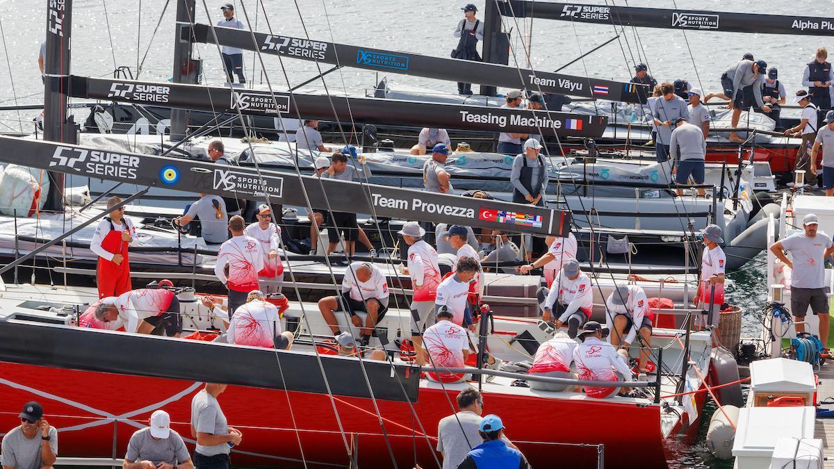 El exceso de viento aplaza este viernes la lucha por el titulo e nla competición de vela de élite Marina Rubicón Lanzarote 52 SUPER SERIES Sailing Week.