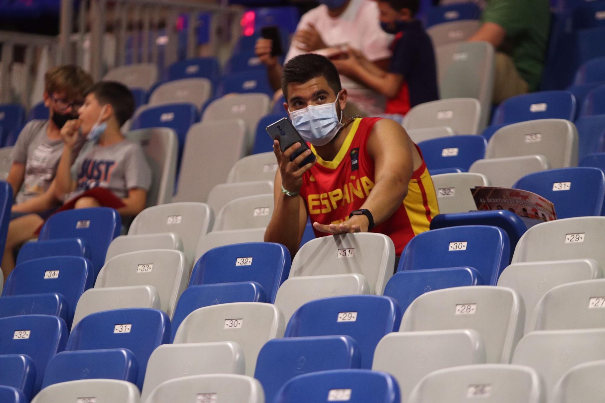 Ambiente en las gradas del Carpena en la previa del España - Francia.