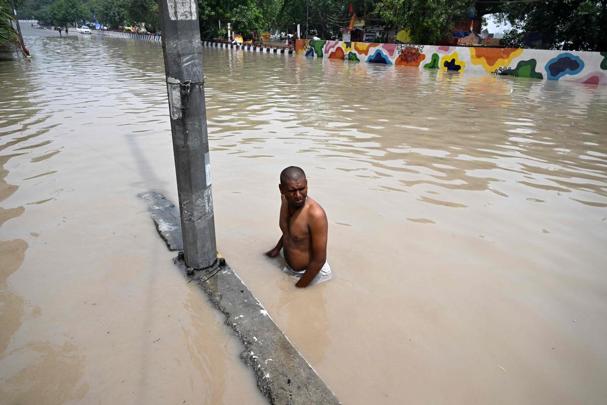 El aumento del nivel del agua del río Yamuna después de las lluvias monzónicas en Nueva Delhi.