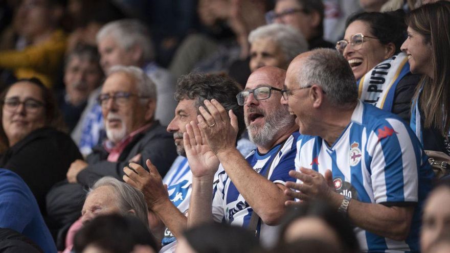 Seguidores del Deportivo siguen el partido desde la grada de Riazor. | Casteleiro / Roller Agencia