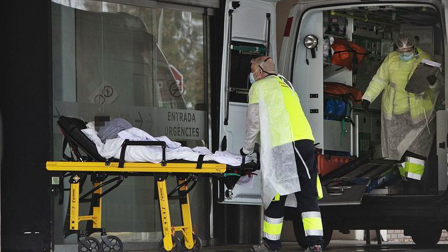 Entrada de Urgencias del Hospital de Sagunt durante un ingreso que tuvo lugar ayer. | DANIEL TORTAJADA