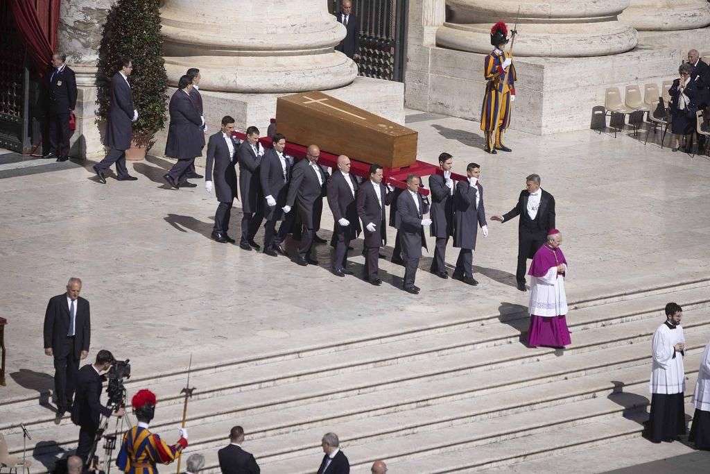 El funeral del papa Francisco en la Plaza de San Pedro del Vaticano, en imágenes