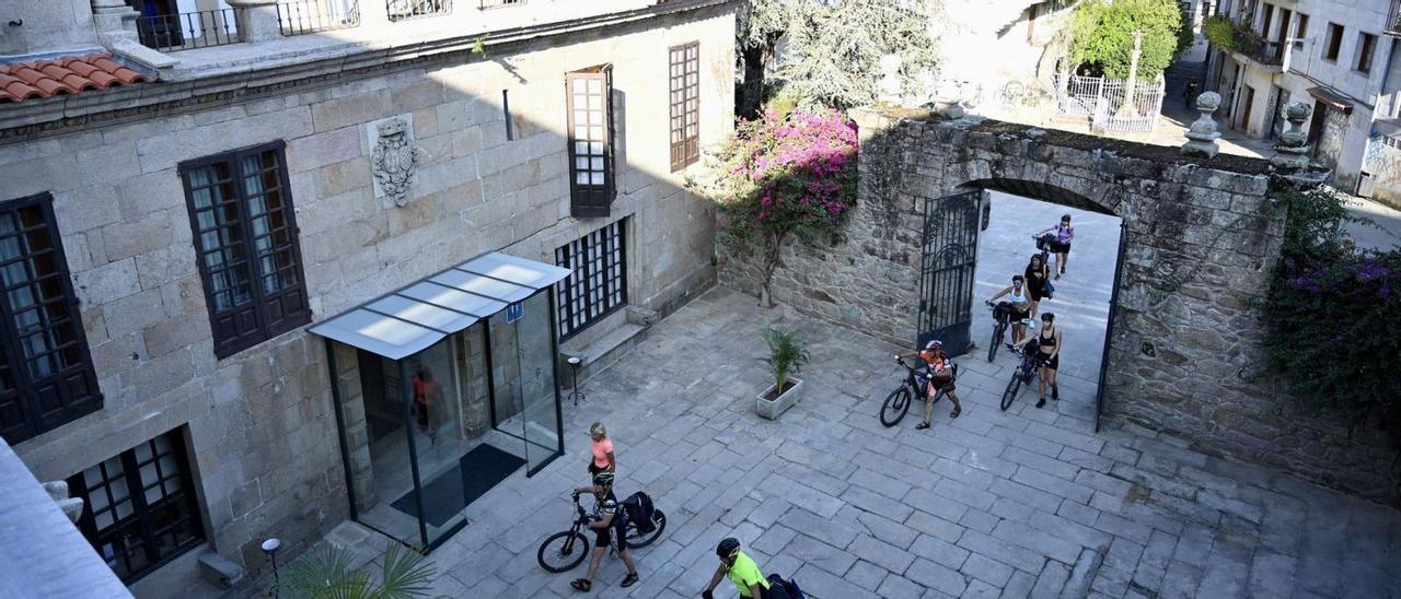 Varios turistas en bici llegan a las recién remodeladas instalaciones del Parador.