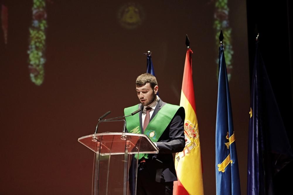 Entrega de diplomas a los graduados de la Facultad