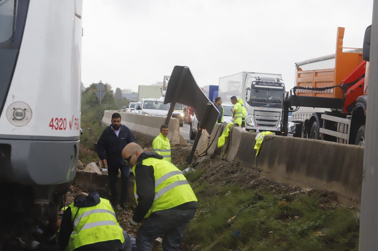 Sin línea de metro y la A-7 cortada tras el choque de un camión con un muro en l'Alcúdia