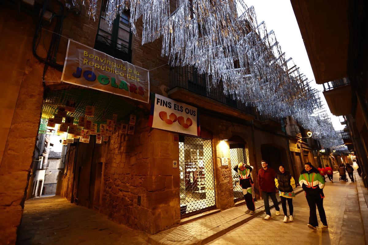 Carrers engalanats i sàtira al nucli antic de Solsona