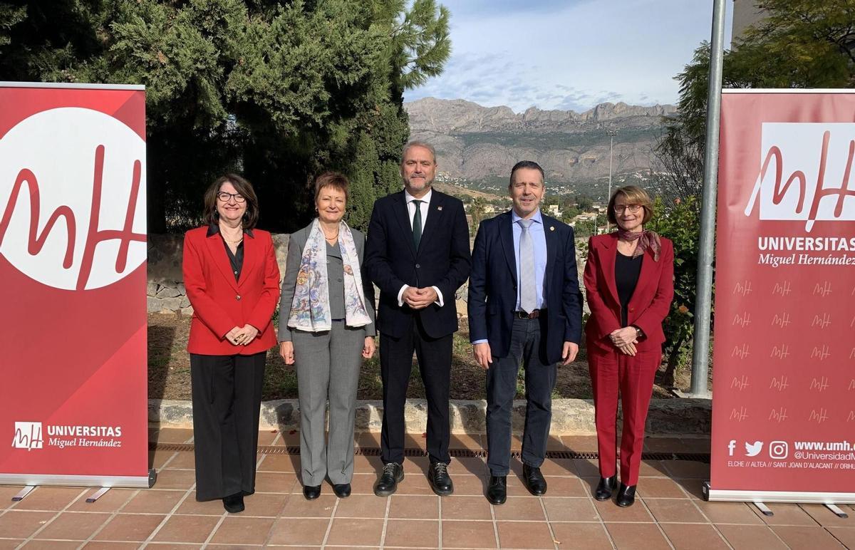 Los cinco rectores de las universidades públicas valencianas, en el campus que la Universidad Miguel Hernández (UMH) de Elx tiene en Altea.