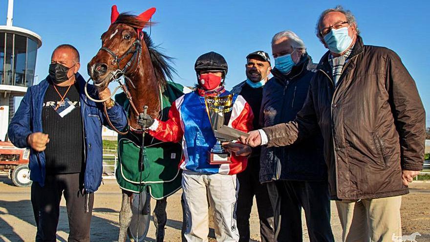 Pilar Estelrich recibe el trofeo de vencedora del ‘Menhammar’