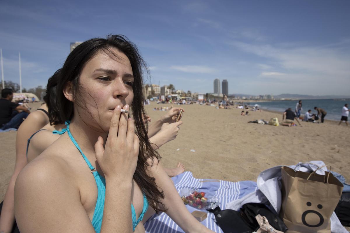Barcelona prohibirà fumar a les seves platges a partir de la setmana vinent