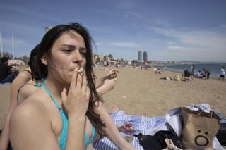 Barcelona prohibirá fumar en todas sus playas este verano