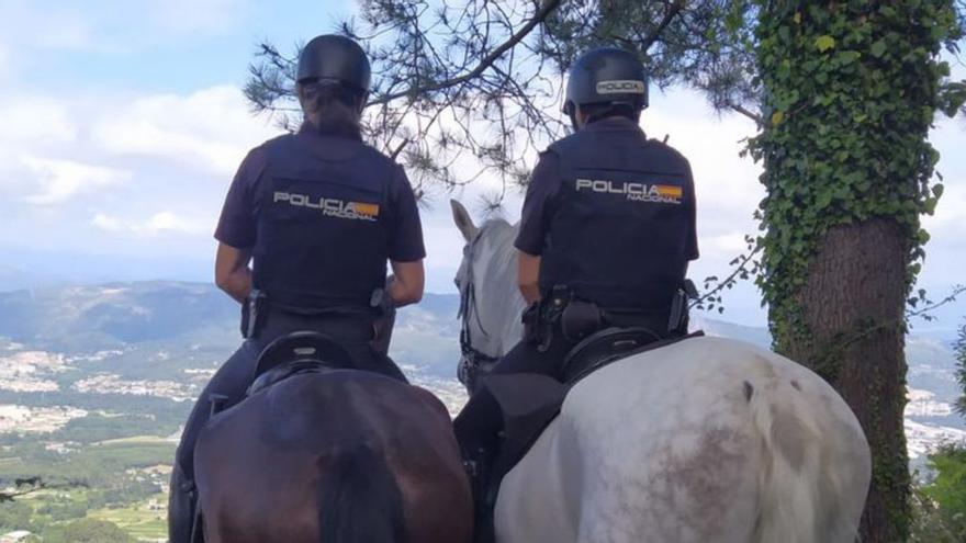 La Unidad de Caballería de la Policía Nacional patrulla los montes de Vigo y Redondela para prevenir incendios