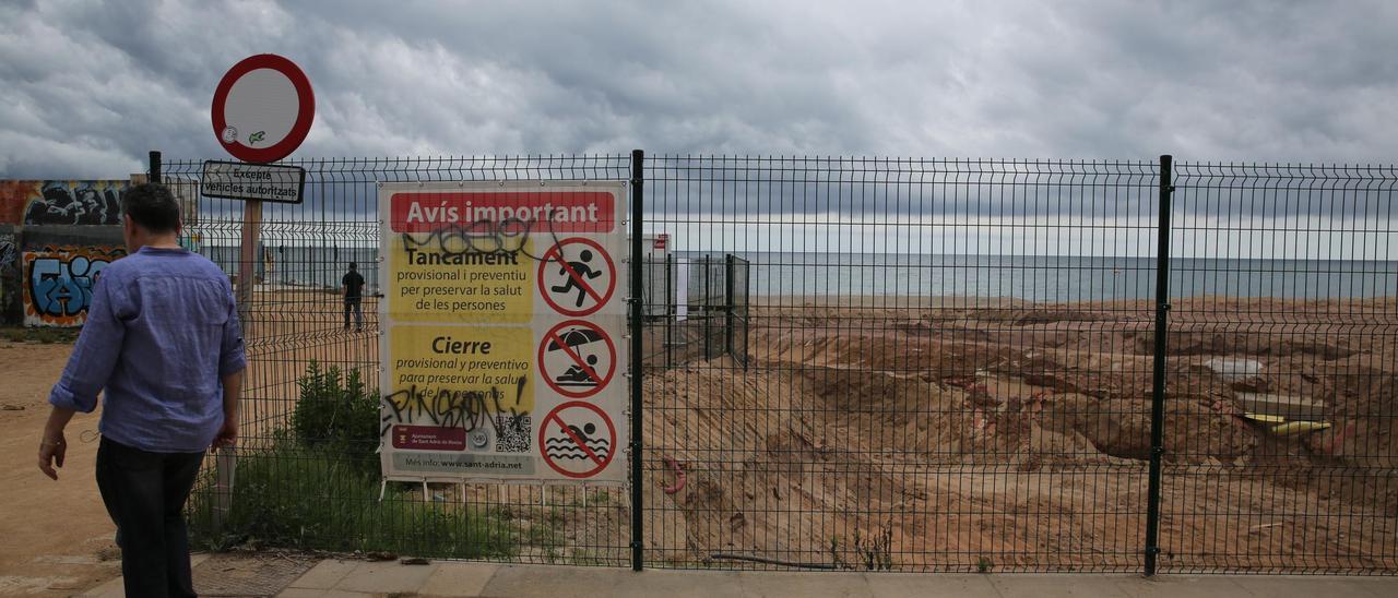 La playa del Litoral de Sant Adrià de Besòs, vallada y removida durante los trabajos de descontaminación.