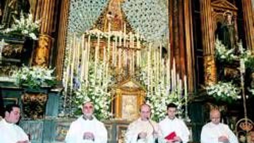 La Virgen de los Dolores recibe la visita de centenares de fieles