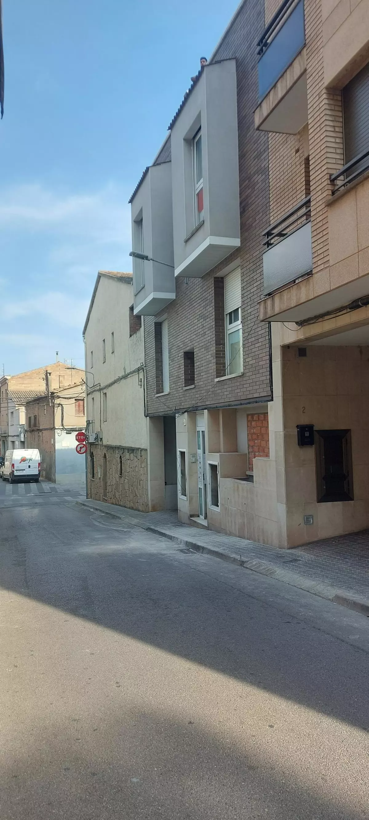 Ampli desplegament policial a Sant Joan per desocupar un pis insalubre