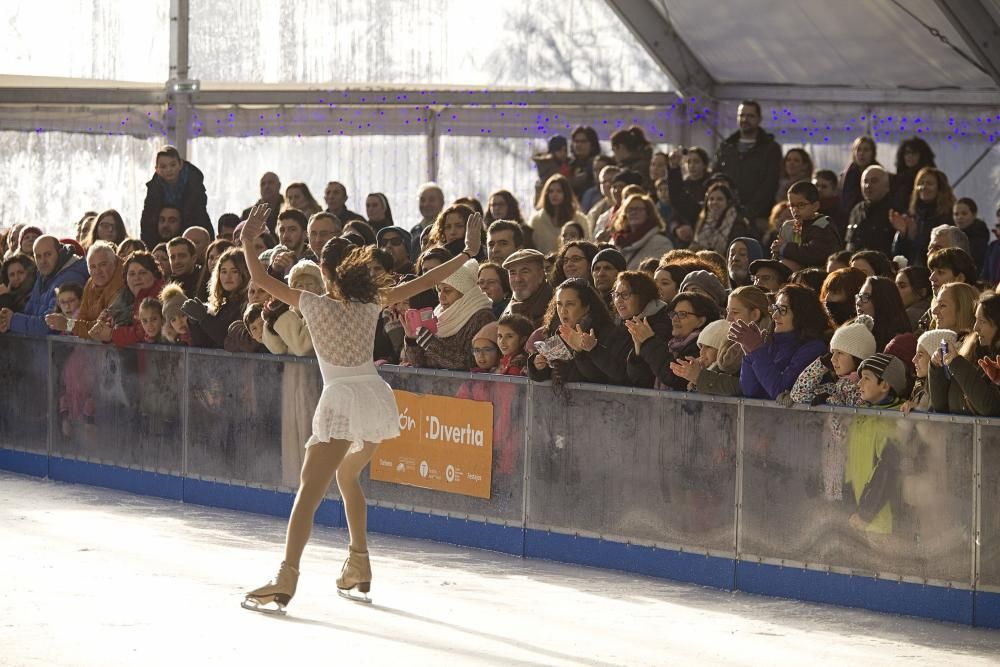 Exhibición de patinaje sobre hielo en la pista de Gijón