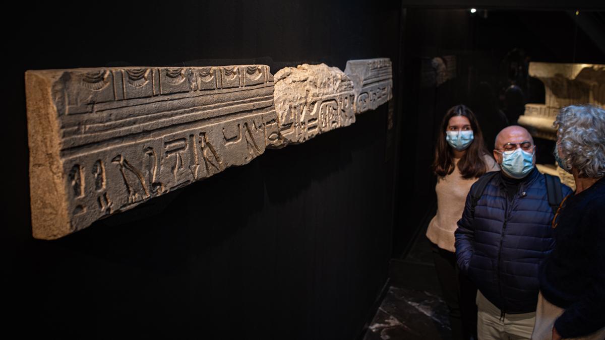Los tres bloques de piedra en que se pueden leer los cinco nombres de Ptolomeo I, uno de ellos desconocido hasta ahora, en la exposición del Museu Egipci. 