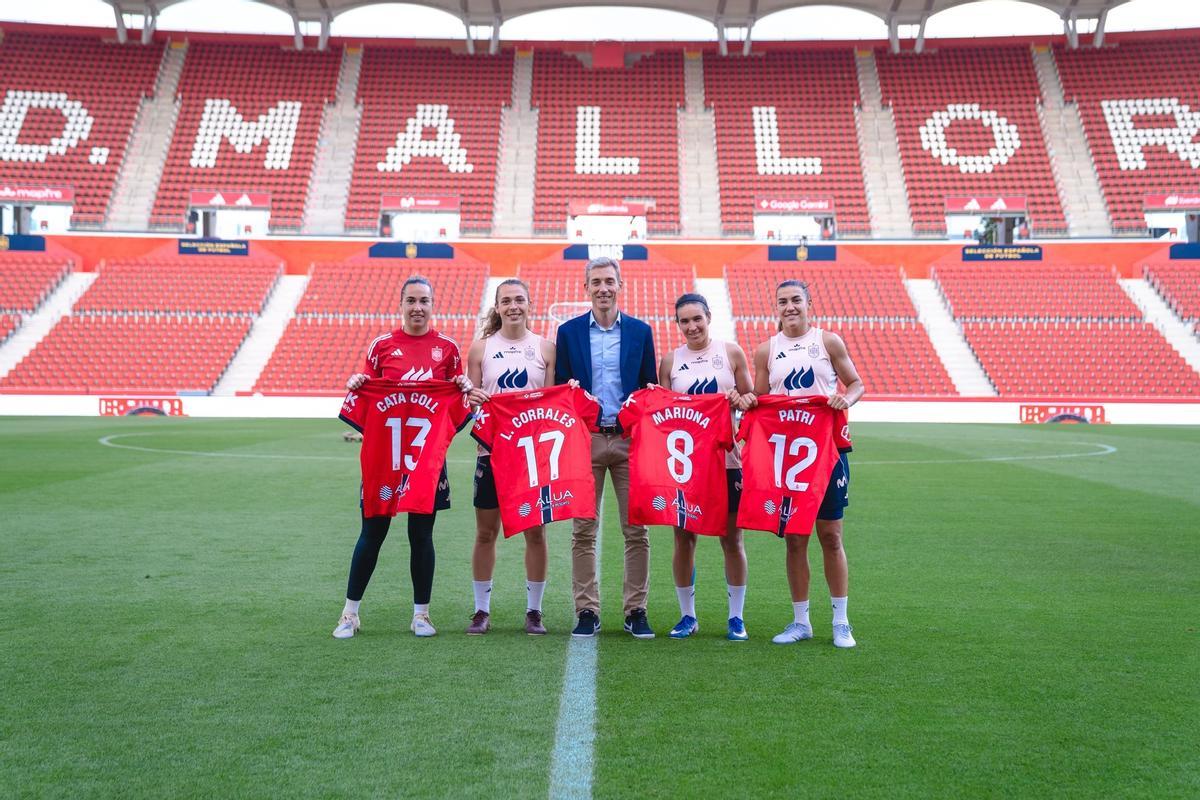 Las cuatro internacionales mallorquinas posan junto a Alfonso díaz, CEO de Negocio del Mallorca