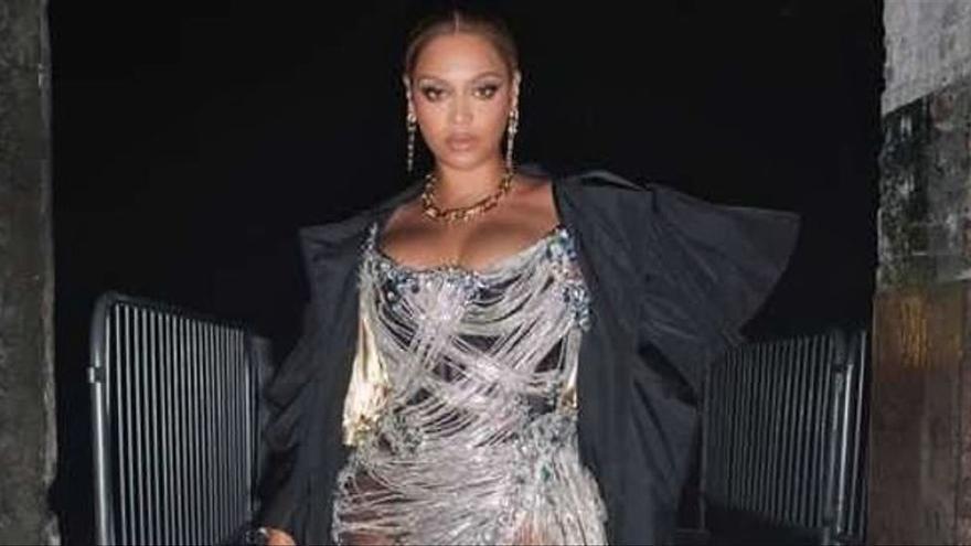 La cantante Beyonce, en una foto de su Instagram, con la gabardina diseñada por Palomo Spain.