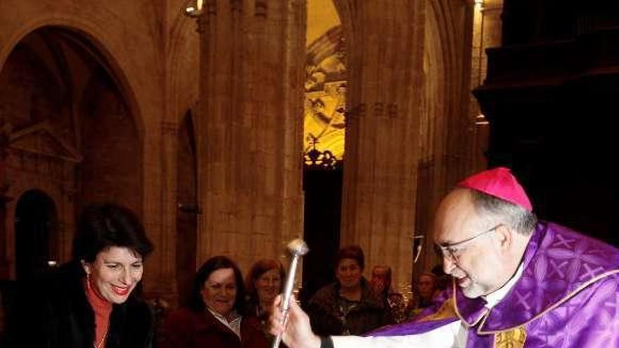 Sanz Montes bendiciendo los Niños Jesús de los pequeños Juan Argüelles, Luis Álvarez y Juan Añón.