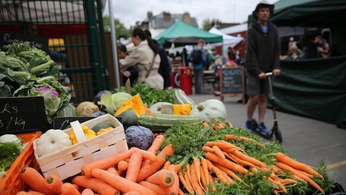 Una parada de frutas y verduras en el mercado de agricultores The Spread en Primrose Hill, al noroeste de Londres.