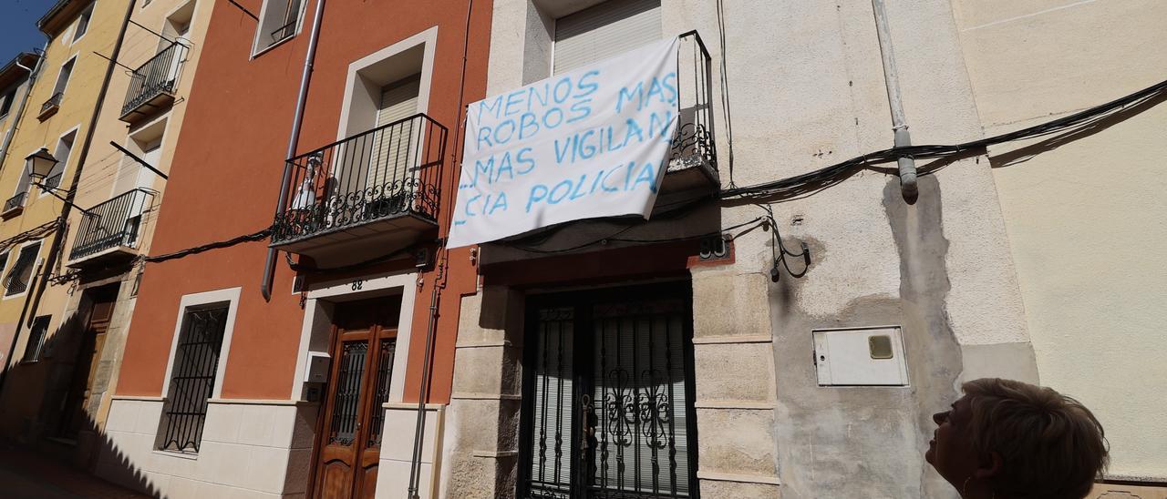 Pancarta denunciando inseguridad en el casco antiguo de Cocentaina.