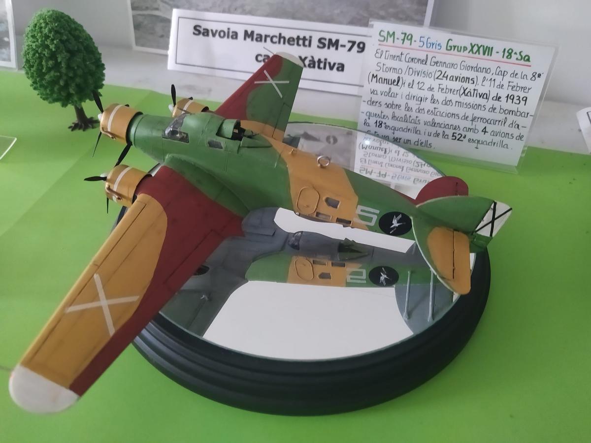 El SM 79 5 gris, Falchi delle Baleari, modelo que participó en el bombardede Manuel y Xátiva.