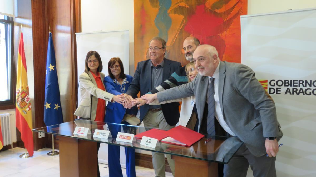 El consejero de Hacienda de la DGA, Carlos Pérez Anadón junto a los representantes sindicales.