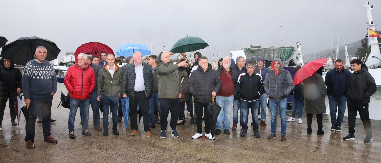 Concentración de los bateeiros de Domaio en el puerto de San Adrián por la falta de abrigo.