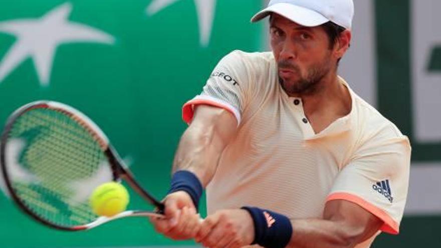 Verdasco golpea de revés, ayer, ante Nishioka.